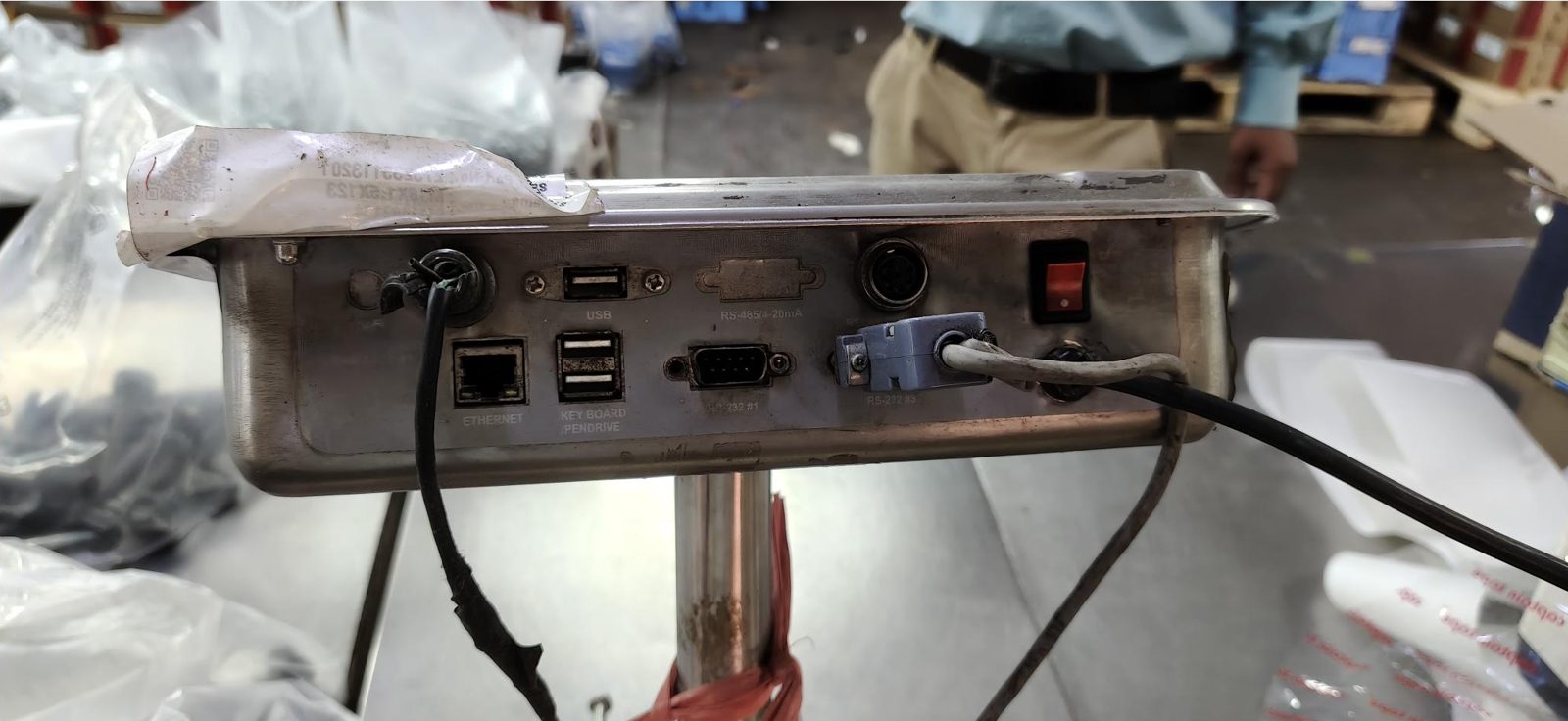 Rear panel of the Essae SI-850 with Ethernet, USB, keyboard and pendrive ports, a DB9 port labelled RS-232 #1 and a second RS-232 connector in use